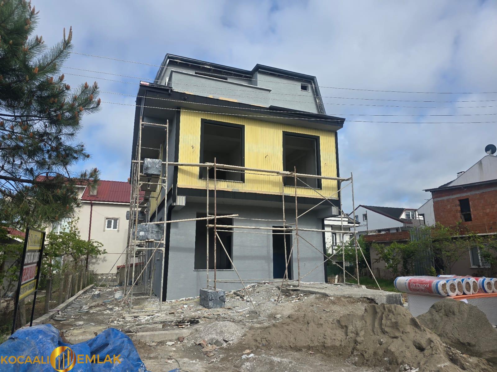 yalı mahallesinde 1 aya teslim tripleks villa