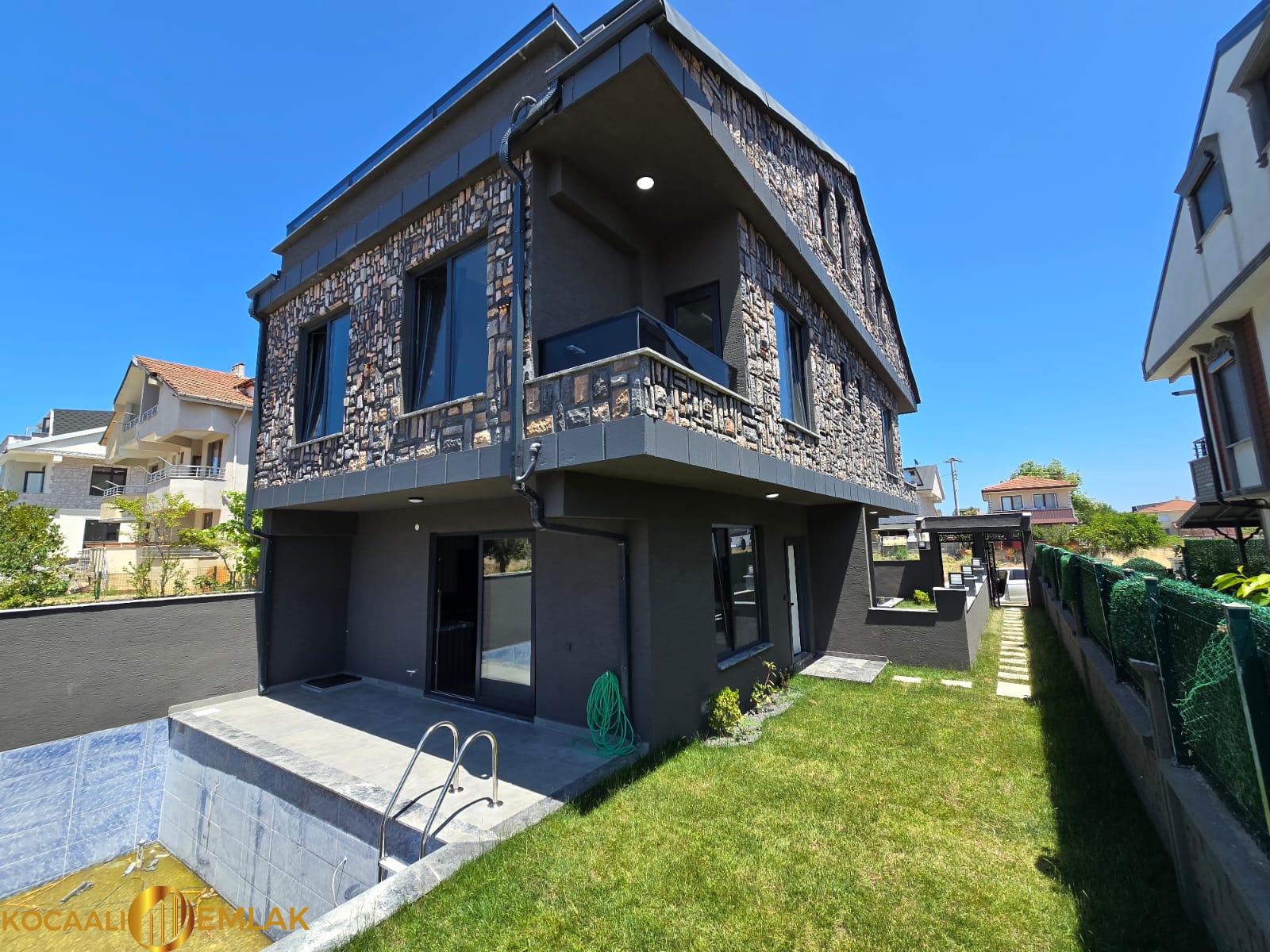 Kocaali'de Satılık havuzli villa