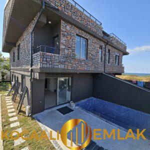 Kocaali’de deniz manzaralı siyah taş konseptli havuzlu ultra lüks satılık villa - Kocaali Emlak
